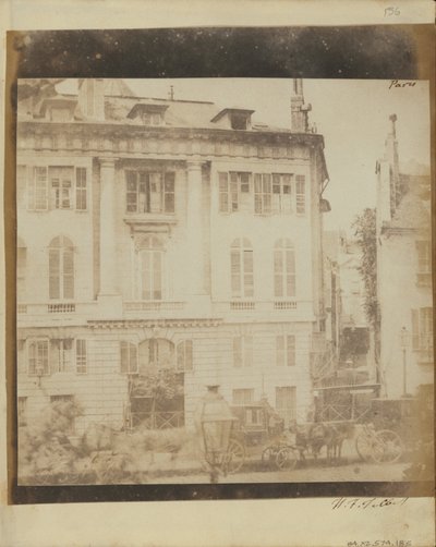 パリの住居の前の馬車。 作： William Henry Fox Talbot